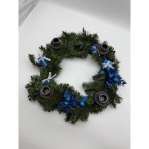 🎄 Christmas wreath, decorated with blue accents and four candle holders.